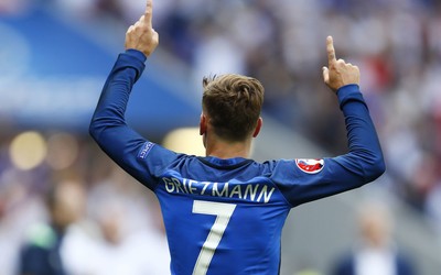 欧亿电竞动态-C罗任意球划出诡异弧线直挂网窝