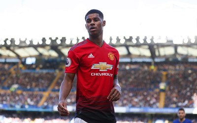 欧亿电竞动态-凯拉助攻后指向看台家人